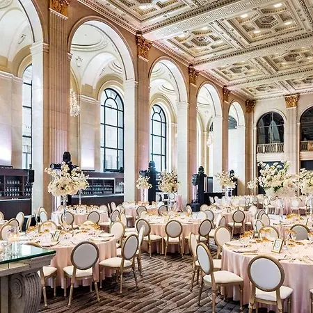 One King West Hotel And Residence 
