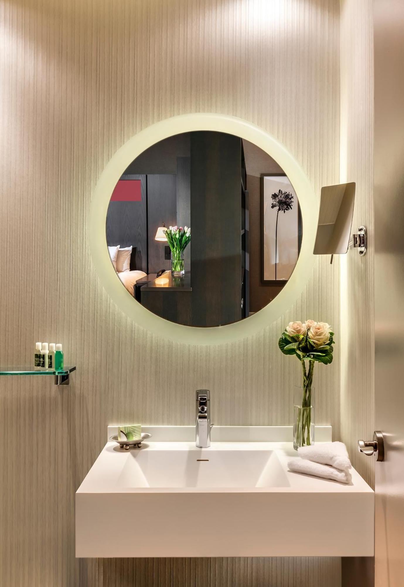 Hotel One King West And 4*